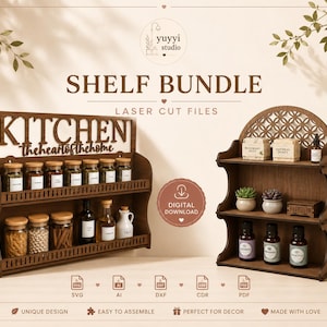 Puede incluir: Dos conjuntos de estantes de madera con diseños cortados con láser. Uno presenta la palabra "KITCHEN" y "theheartofthehome", con botes de especias. El otro tiene una parte superior arqueada y contiene pequeñas plantas y botellas. La imagen incluye el texto "SHELF BUNDLE" y "LASER CUT FILES".