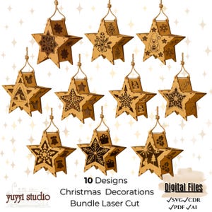 Op de afbeelding: Een verzameling van tien stervormige kerstversieringen van lasergesneden hout. Elke ster heeft een uniek feestelijk ontwerp, waaronder sneeuwvlokken en cadeaudozen. De sterren zijn opgehangen aan touw. De tekst 'Kerstversieringen' is zichtbaar.