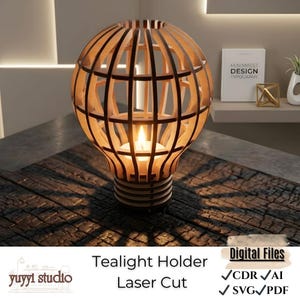 Op de afbeelding: Een houten theelichthouder met een bolvormig kooi-ontwerp, verlicht door een kaars. De houder is lasergesneden en heeft een lampvormige basis. De afbeelding bevat de tekst "Tealight Holder Laser Cut".