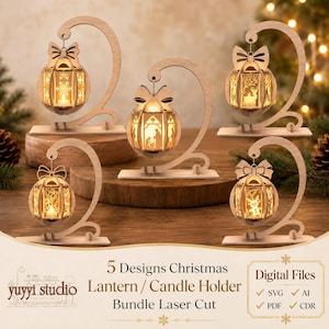 Peut inclure: Cinq photophores lanternes de Noël en bois clair avec supports incurvés et nœuds décoratifs. Chaque lanterne présente des motifs découpés au laser, dont un flocon, une crèche, un cerf, des cadeaux et un renne. Texte : 5 Designs Christmas Lantern / Candle Holder Bundle Laser Cut. Digital Files SVG, AI, PDF, CDR.