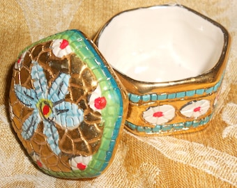 Joyero de porcelana dorada con detalles extravagantes y ornamentados, finos detalles en oro de 24 quilates y un encantador esmaltado.