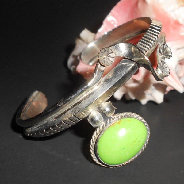 Bracciale in gaspeite con fiori di zucca, realizzato in argento sterling con lavorazione Navajo, firmato da un artista nativo americano, stile cinturino vintage