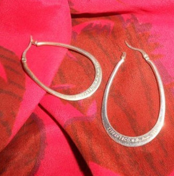 Exclusive Jeweler Signed Hoop Earrings Chic Hamme… - image 1