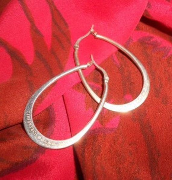Exclusive Jeweler Signed Hoop Earrings Chic Hamme… - image 2