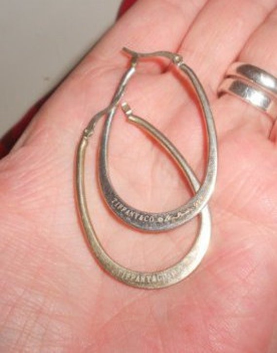 Exclusive Jeweler Signed Hoop Earrings Chic Hamme… - image 4