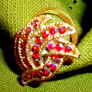 Cúpula en espiral con diamantes de imitación Aurora roja de los años 60 con coloración Aurora Boreal, forma de ala vintage ajustable