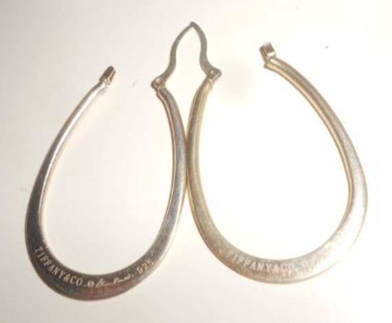 Exclusive Jeweler Signed Hoop Earrings Chic Hamme… - image 5