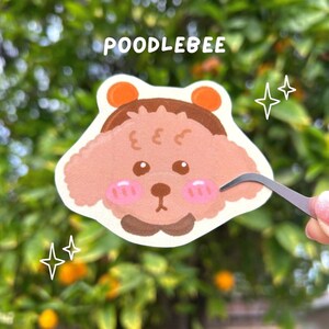 Adesivo de abelha de poodle toy | Adesivos laminados foscos | feito à mão | Presente para amantes de cães | Adesivos kawaii | Rabiscos | Donos de poodle toy | Presentes