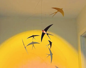 素朴でキュートで生き生きとしたツバメ、空中バランス吊り下げオーナメント、サイレントウィンドチャイム、庭用の空飛ぶツバメ、ミニマルな室内装飾