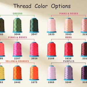 K&ouml;nnte beinhalten: Eine Farbkarte mit dem Titel Thread Color Options zeigt achtzehn Stickgarnspulen in Reihen. Die Spulen sind nach Farbgruppen wie Gr&uuml;n, Pink, Ros&eacute;, Rot, Gelb, Orange und Violett sortiert, wobei jede Spule mit einem eindeutigen numerischen Code versehen ist.
