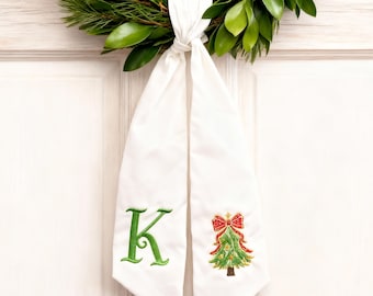 Benutzerdefinierte Monogramm-Kranz-Schärpe - Personalisierter Familienname oder Initialen, gesticktes Weihnachtstürband für die Dekoration der Eingangsveranda