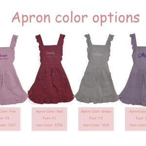 K&ouml;nnte beinhalten: Vier Sch&uuml;rzen in Pink, Rot, Gr&uuml;n und Grau mit ger&uuml;schten Tr&auml;gern, zwei Vordertaschen und einem ger&uuml;schten Saum. Jede Sch&uuml;rze zeigt gestickte Namen und Text. Das Bild enth&auml;lt den Text Apron color options sowie Beschriftungen f&uuml;r Farbe und Schrift.