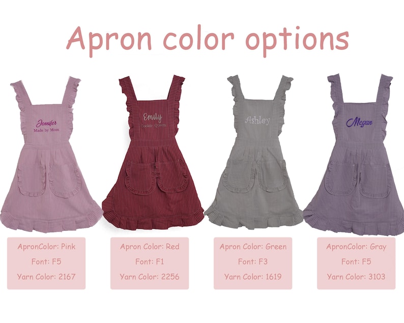 K&ouml;nnte beinhalten: Vier Sch&uuml;rzen in Pink, Rot, Gr&uuml;n und Grau mit ger&uuml;schten Tr&auml;gern, zwei Vordertaschen und einem ger&uuml;schten Saum. Jede Sch&uuml;rze zeigt gestickte Namen und Text. Das Bild enth&auml;lt den Text Apron color options sowie Beschriftungen f&uuml;r Farbe und Schrift.