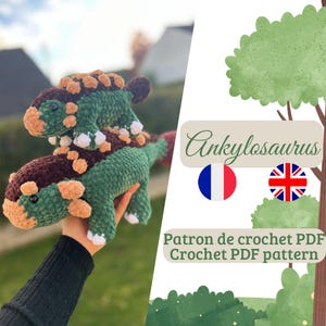 Op de afbeelding: Een handgemaakte gehaakte Ankylosaurus dinosaurus in groen, bruin en oranje. De grotere dinosaurus heeft een kleinere op zijn rug. De afbeelding bevat de tekst "Ankylosaurus" en "Crochet PDF pattern".