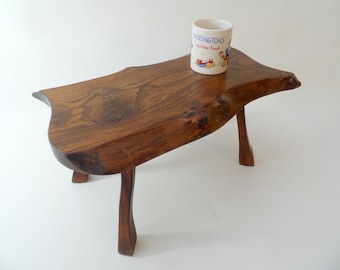 Kleine organische sculpturale tafel in Nakashima Auböck Eames Perriand Era-stijl