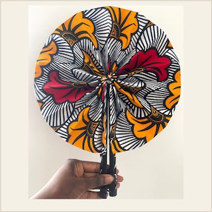 Ventaglio africano multicolore fatto a mano in tessuto ワックス con manico in pelle regalo estivo etnico per lei