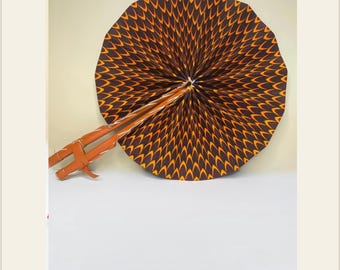 Abanico plegable africano hecho a mano con estampado de cera, mango de cuero y estuche – Accesorio de estilo étnico