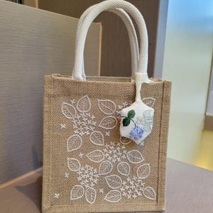 Hand-embroidered linen bag / Embroidered jote bag / Natural Linen Bag / Flower Embroidered Bag / Summer Floral Bag / Gift Bag / Everyday Bag