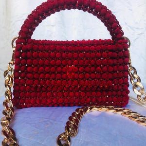 Bolso de noche de terciopelo de lujo con cuentas de cristal - Cartera de mano color rojo cereza para mujer, bolso de fiesta hecho a mano, accesorio para bodas y bailes de graduación.