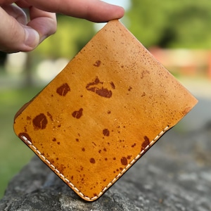 Portefeuille en cuir tanné végétal fait main, design fin avec teinture unique 4 emplacements pour cartes et compartiment pour les billets Cadeau unique pour lui ou elle