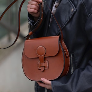 Brown Leather Saddle Bag – Handmade Vegetable Tanned Leather Crossbody Purse for Women