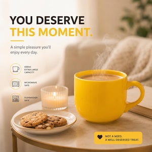 Peut inclure: Un mug en c&eacute;ramique jaune vif rempli d'une boisson fumante, accompagn&eacute; d'une petite assiette avec trois cookies aux p&eacute;pites de chocolat et une bougie allum&eacute;e. Le texte indique : YOU DESERVE THIS MOMENT. 600ml EXTRA LARGE CAPACITY, MICROWAVE SAFE.