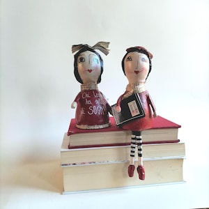 Een paar kleine papier-maché-lezers