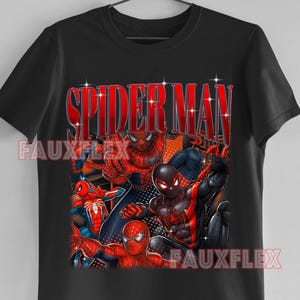 Puede incluir: Camiseta negra con un dise&ntilde;o de varios personajes de Spider-Man en rojo, azul y negro. La palabra "SPIDER-MAN" es roja con efecto brillante. La marca "FAUXFLEX" est&aacute; impresa en blanco en la camiseta.