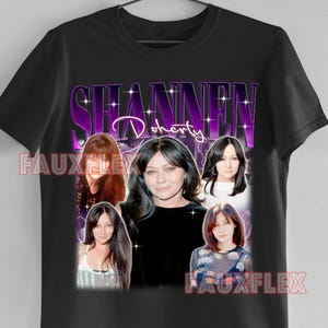 Könnte beinhalten: Schwarzes T-Shirt mit einem lila-weißen Design mit dem Namen "SHANNEN DOHERTY" und einer Collage von Bildern. Das T-Shirt hat einen Retro-Vintage-Stil.