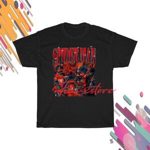 Puede incluir: Camiseta negra con un gr&aacute;fico colorido de m&uacute;ltiples personajes de Spider-Man. La palabra "SPIDER-MAN" se muestra en una fuente audaz, roja, de estilo vintage en la parte superior. Un dise&ntilde;o din&aacute;mico para los fan&aacute;ticos del superh&eacute;roe.