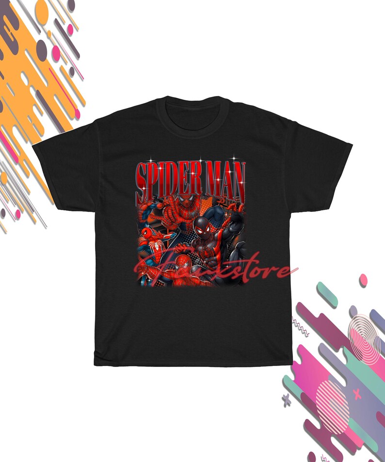 Puede incluir: Camiseta negra con un gr&aacute;fico colorido de m&uacute;ltiples personajes de Spider-Man. La palabra "SPIDER-MAN" se muestra en una fuente audaz, roja, de estilo vintage en la parte superior. Un dise&ntilde;o din&aacute;mico para los fan&aacute;ticos del superh&eacute;roe.