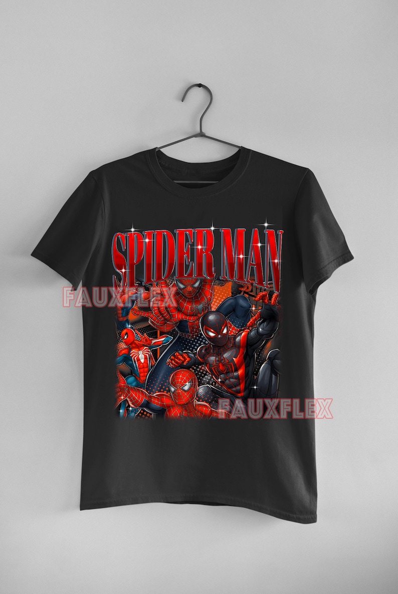 Puede incluir: Camiseta negra con un dise&ntilde;o de varios personajes de Spider-Man en rojo, azul y negro. La palabra "SPIDER-MAN" es roja con efecto brillante. La marca "FAUXFLEX" est&aacute; impresa en blanco en la camiseta.