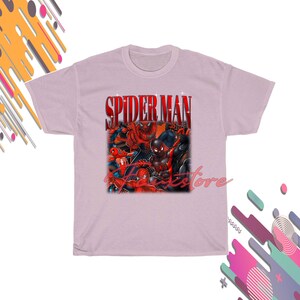 Puede incluir: Camiseta lila claro con un gr&aacute;fico de m&uacute;ltiples personajes de Spider-Man. La palabra "SPIDER MAN" est&aacute; impresa en letras rojas en la parte superior del gr&aacute;fico. La camiseta tiene cuello redondo y mangas cortas.
