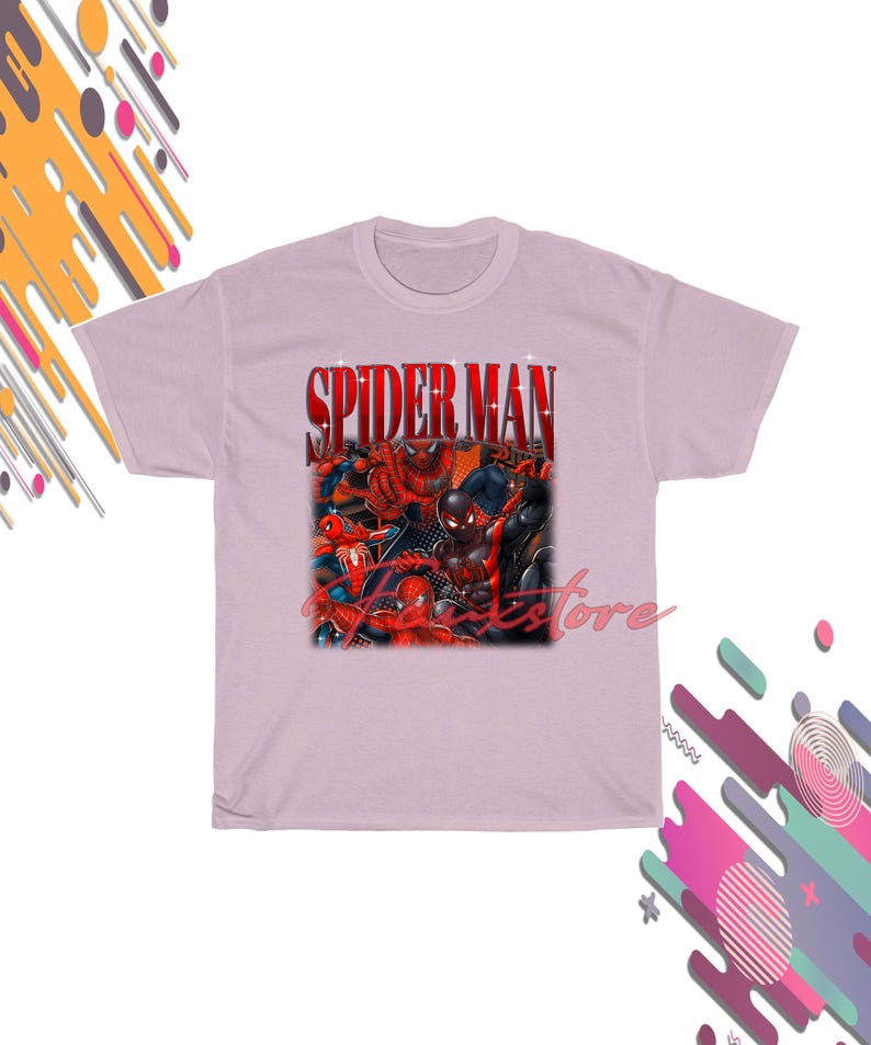 Puede incluir: Camiseta lila claro con un gr&aacute;fico de m&uacute;ltiples personajes de Spider-Man. La palabra "SPIDER MAN" est&aacute; impresa en letras rojas en la parte superior del gr&aacute;fico. La camiseta tiene cuello redondo y mangas cortas.