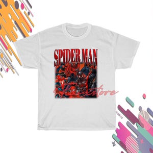 Puede incluir: Camiseta blanca con un gr&aacute;fico de varios personajes de Spider-Man. La palabra "SPIDER MAN" est&aacute; impresa en letras rojas en la parte superior del gr&aacute;fico. La camiseta tiene mangas cortas y cuello redondo.