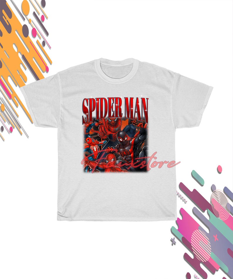Puede incluir: Camiseta blanca con un gr&aacute;fico de varios personajes de Spider-Man. La palabra "SPIDER MAN" est&aacute; impresa en letras rojas en la parte superior del gr&aacute;fico. La camiseta tiene mangas cortas y cuello redondo.