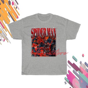 Puede incluir: Una camiseta gris con un gr&aacute;fico de m&uacute;ltiples personajes de Spider-Man en varias poses. La palabra "SPIDER-MAN" est&aacute; impresa en letras rojas en la parte superior del gr&aacute;fico. La camiseta est&aacute; hecha de un material suave.