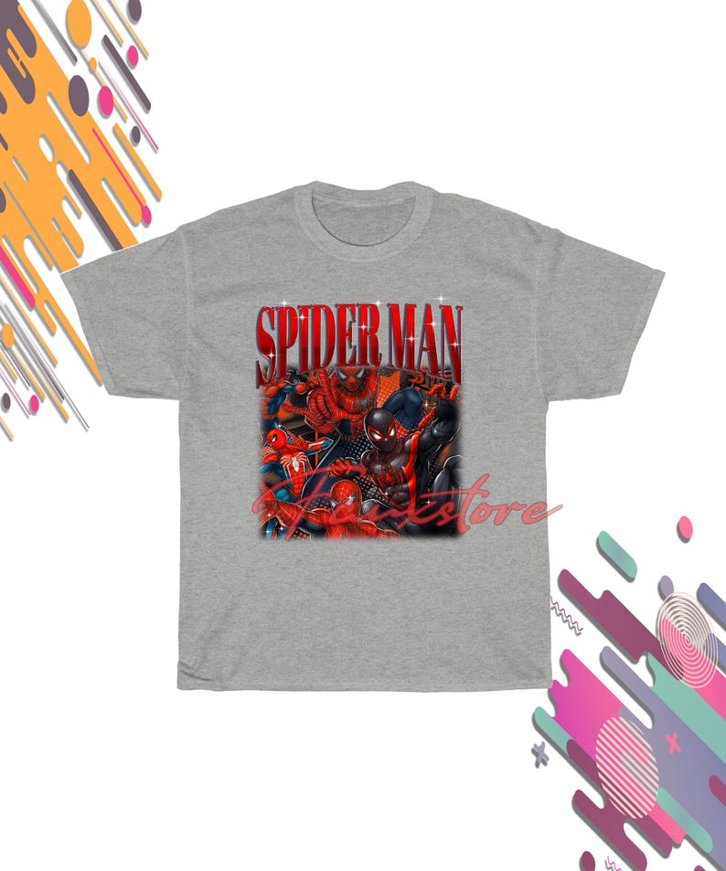 Puede incluir: Una camiseta gris con un gr&aacute;fico de m&uacute;ltiples personajes de Spider-Man en varias poses. La palabra "SPIDER-MAN" est&aacute; impresa en letras rojas en la parte superior del gr&aacute;fico. La camiseta est&aacute; hecha de un material suave.