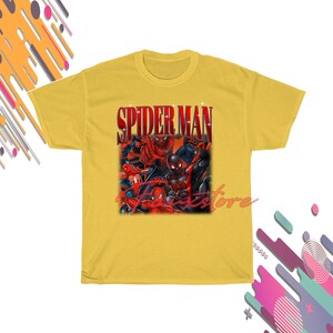 Puede incluir: Una camiseta amarilla con un gr&aacute;fico de m&uacute;ltiples personajes de Spider-Man. La palabra "SPIDER MAN" est&aacute; impresa en rojo en la parte superior. El gr&aacute;fico presenta a Spider-Man en varias poses. La camiseta est&aacute; hecha de un material suave.