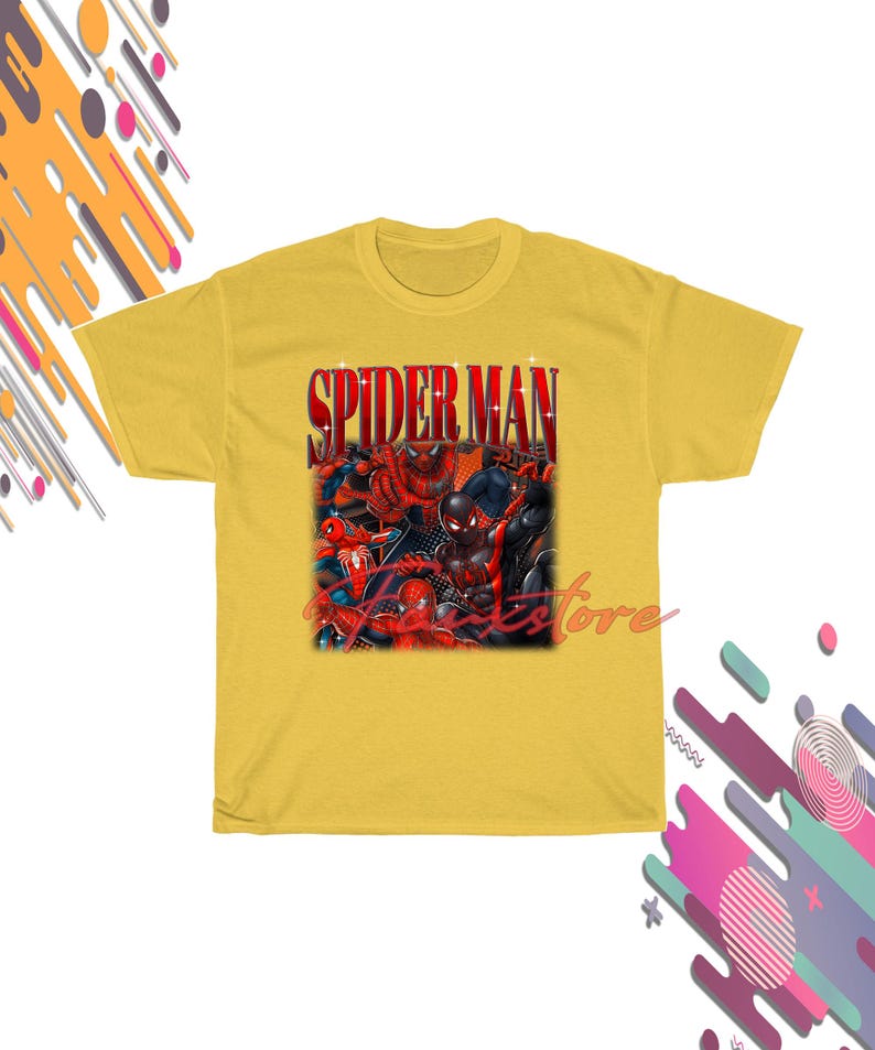 Puede incluir: Una camiseta amarilla con un gr&aacute;fico de m&uacute;ltiples personajes de Spider-Man. La palabra "SPIDER MAN" est&aacute; impresa en rojo en la parte superior. El gr&aacute;fico presenta a Spider-Man en varias poses. La camiseta est&aacute; hecha de un material suave.