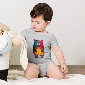カラフルなクマのベビーボディスーツ - 男の子にも女の子にもぴったりの、キュートで楽しいレインボーベアデザイン