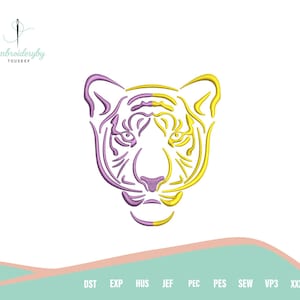 Op de afbeelding: Een geborduurd tijgerkopontwerp in paars en goud. Het gezicht van de tijger is gemaakt met gestikte lijnen, die de ogen, neus en mond laten zien. Het ontwerp staat tegen een witte achtergrond, met de tekst "Embroideryby TOUSEEF" linksboven.