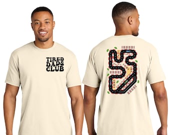 Maglietta "Tired Dads Club", t-shirt girocollo con scritta "Play Macchinine sul sentiero di papà", simpatica maglietta "Tired Dads Club", maglietta da pista per papà, divertente regalo per la festa del papà.