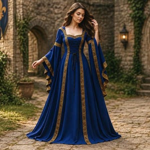 Pode incluir: Um vestido longo de cor azul profundo com mangas compridas e largas em sino e decote quadrado. O vestido apresenta detalhes dourados ao longo do corpete, mangas e centro, com um detalhe de atacadores estilo espartilho na cintura.
