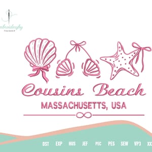 Peut inclure: Motif brodé rose avec un coquillage, un haut de bikini et une étoile de mer, avec les mots "Cousins Beach Massachusetts, USA". Le motif comprend un symbole infini décoratif et un fond turquoise et rose.