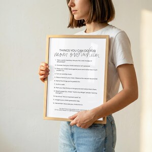 以下が含まれることがあります： Things You Can Do For Mom Overwhelmというタイトルの白い背景に黒い文字が書かれた長方形の額入りプリント。リストにはストレス管理のための12の番号付きの提案が含まれており、最後にThe Latter Weaver Co.というテキストが記載されています。