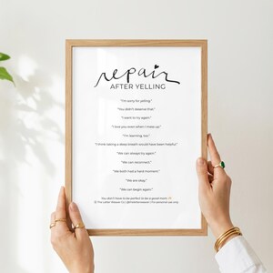以下が含まれることがあります： Repair After Yellingというタイトルの黒い文字が書かれた白いフレーム入りプリント。I'm sorry for yelling、I love you even when I mess up、We can begin againなどのフレーズがリストされており、最後はYou don't have to be perfect to be a good momで締めくくられています。
