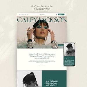 Könnte beinhalten: Ein Website-Template-Design für Squarespace 7.1 mit dem Namen Caley Jackson in dunkelgrüner Serifenschrift. Das Layout enthält ein großes Heldenbild einer Person, ein Mobiltelefon-Mockup und Textabschnitte mit dunkelgrünen und weißen Farbblöcken.