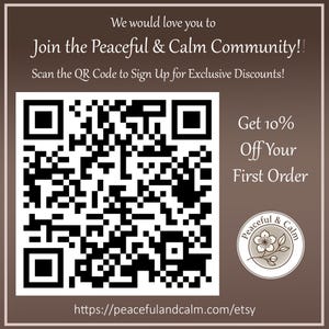 Puede incluir: Gr&aacute;fico marr&oacute;n que invita a unirse a la comunidad Peaceful & Calm. Incluye un c&oacute;digo QR para descuentos exclusivos y un logotipo. El texto dice: "Obt&eacute;n un 10% de descuento en tu primer pedido."