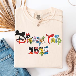 パーソナライズされたディズニー旅行シャツ、ディズニーランドシャツ、ディズニーバケーションTシャツ、ディズニーファミリーマッチングシャツ、マジカルキャッスルシャツ、ディズニーワールド